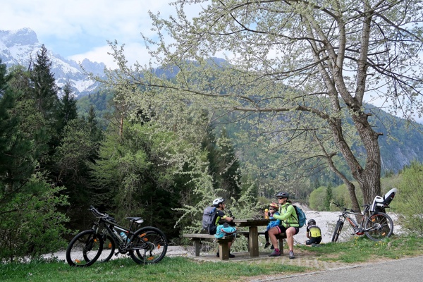 kolesarjenje-iz-mojstrane-do-nordijskega-centra-planica-in-jezera-jasna-outdoor-mojstrana