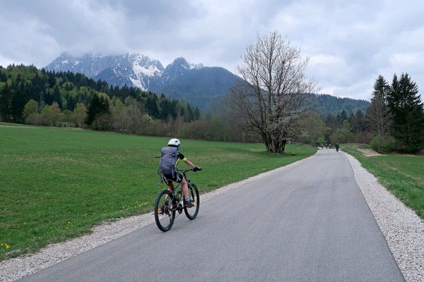 kolesarjenje-iz-mojstrane-do-nordijskega-centra-planica-in-jezera-jasna-outdoor-mojstrana