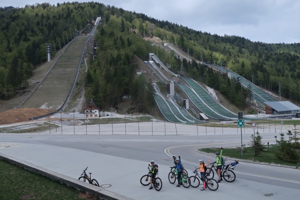 kolesarjenje-iz-mojstrane-do-nordijskega-centra-planica-in-jezera-jasna-outdoor-mojstrana