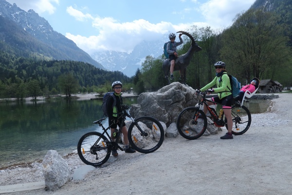 kolesarjenje-iz-mojstrane-do-nordijskega-centra-planica-in-jezera-jasna-outdoor-mojstrana