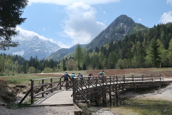 kolesarjenje-iz-mojstrane-do-nordijskega-centra-planica-in-jezera-jasna-outdoor-mojstrana