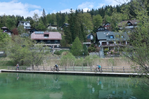 kolesarjenje-iz-mojstrane-do-nordijskega-centra-planica-in-jezera-jasna-outdoor-mojstrana