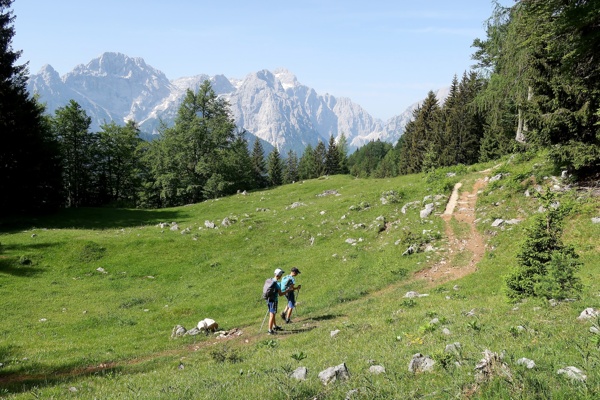 cez-vrtasko-sleme-do-carobnega-slapa-pericnik-outdoor-mojstrana