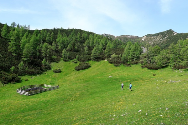 cez-vrtasko-sleme-do-carobnega-slapa-pericnik-outdoor-mojstrana