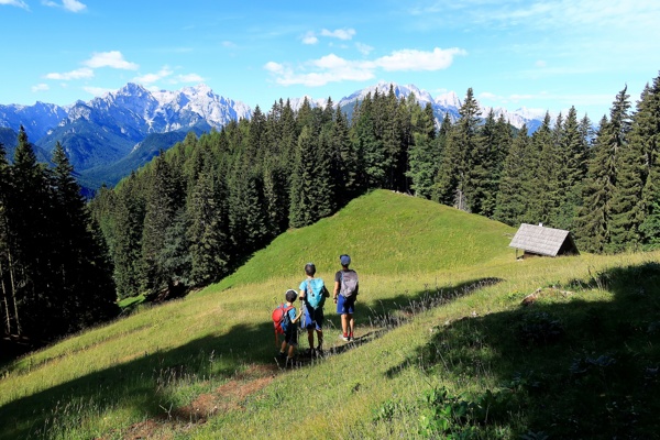 skozi-aljazevo-vas-in-mlinco-na-velicastno-kepo-outdoor-mojstrana