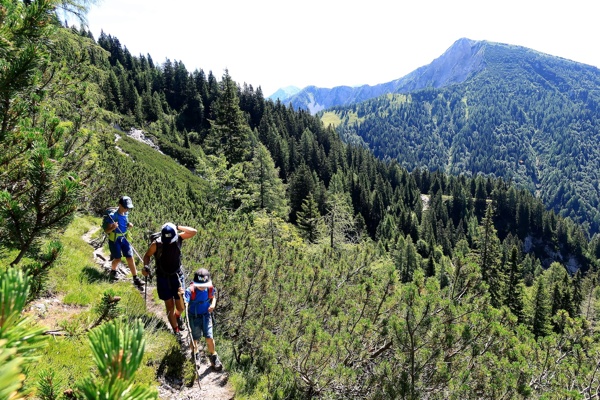 skozi-aljazevo-vas-in-mlinco-na-velicastno-kepo-outdoor-mojstrana