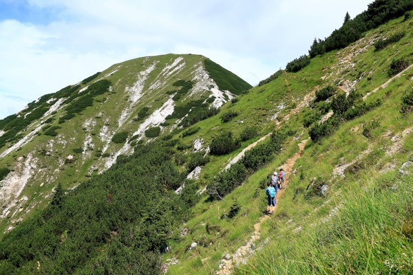 skozi-aljazevo-vas-in-mlinco-na-velicastno-kepo-outdoor-mojstrana