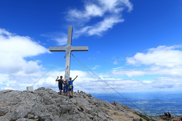 skozi-aljazevo-vas-in-mlinco-na-velicastno-kepo-outdoor-mojstrana